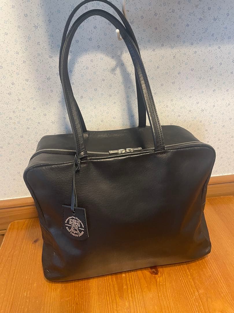 REN レザー ボストンバッグ 黒 REN】《ボストンバッグ》肩掛けできる小ぶりのスクエア型のレザーバッグ。