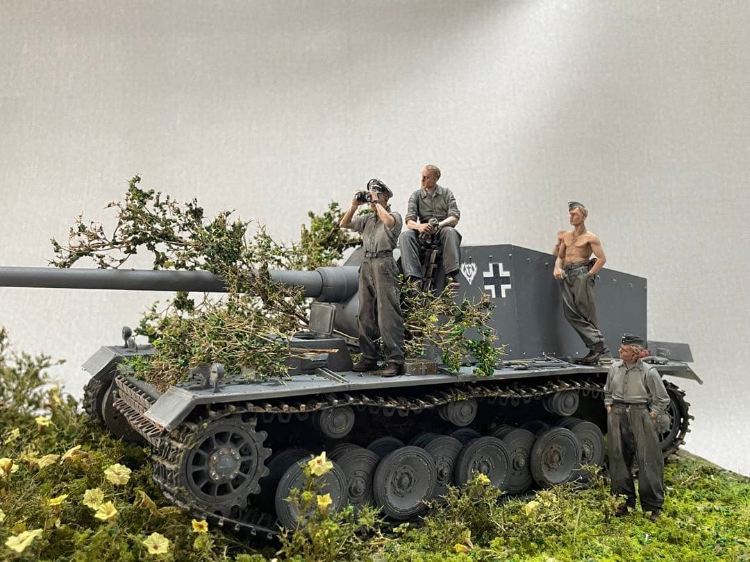 戦車ジオラマ　1/35 ドイツvシュトゥーラ・エミール自走砲と戦車兵 戦車ジオラマ 1/35 ドイツvシュトゥーラ・エミール自走砲と戦車兵