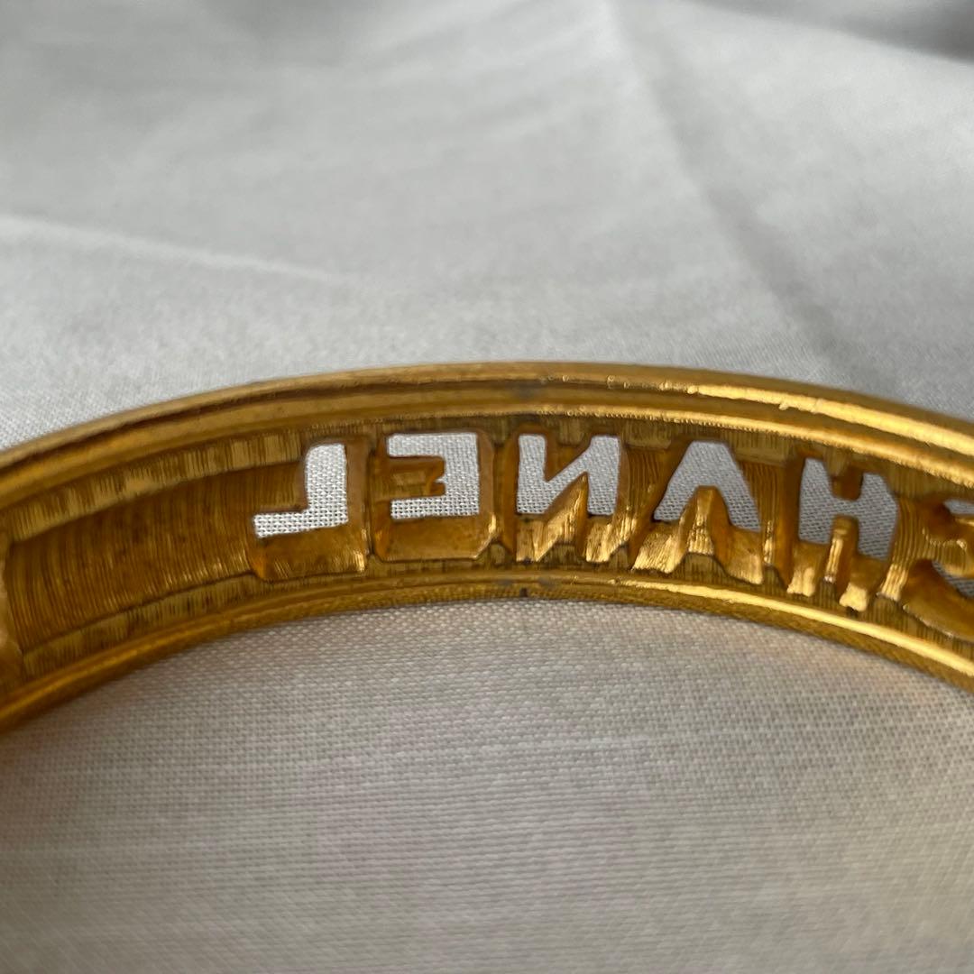 希少 シャネル ヴィンテージ バングル ゴールド ロゴ ブレスレット