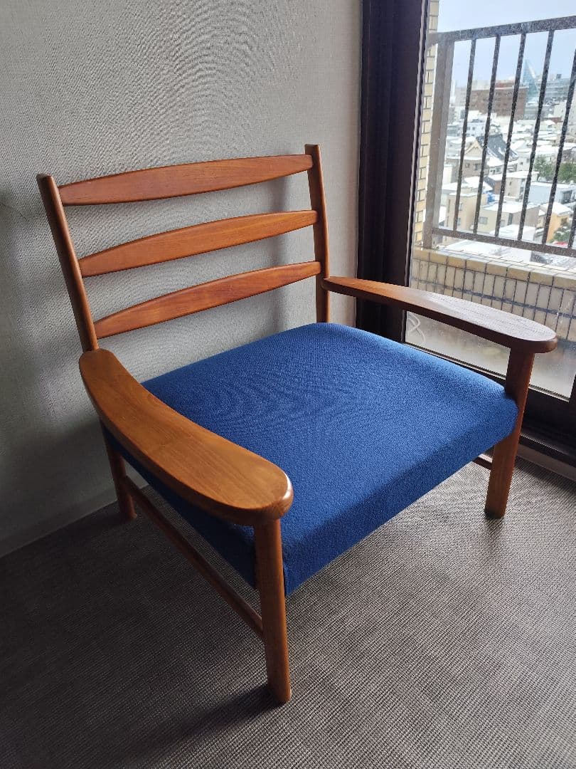 デンマーク　チーク　木製フレーム 青いクッション 　1人掛けチェア　肘掛け UD17381｜アームチェア（チーク＆オーク）/デンマーク北欧ビンテージ