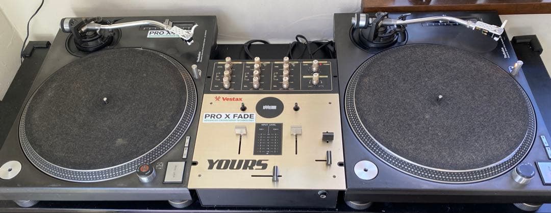 ターンテーブル×2、ミキサー、アンプ、スピーカー×2 パッシブ 2-IN-2-OUT パワーアンプ / スピーカー スイッチボックス A/B