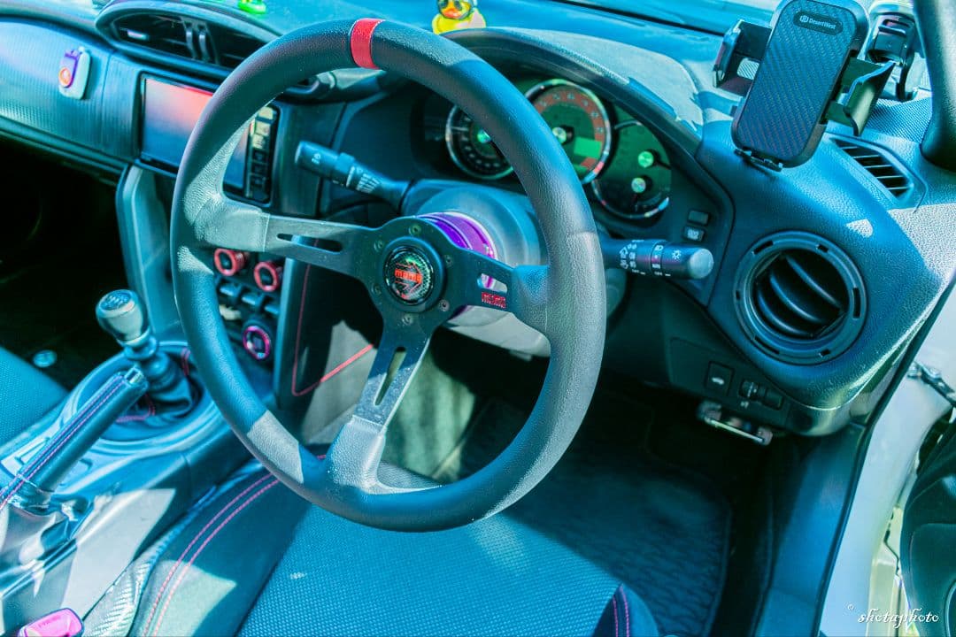 モモステアリング　ホーンボタン元のものあり MOMOホーンボタン