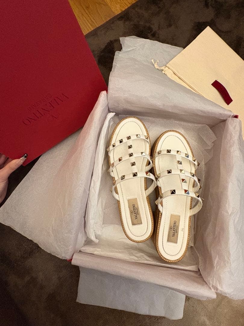 【イーピン】Valentino ホワイトサンダル ホワイト（白）系 VALENTINO(ヴァレンティノ) サンダル(メンズ