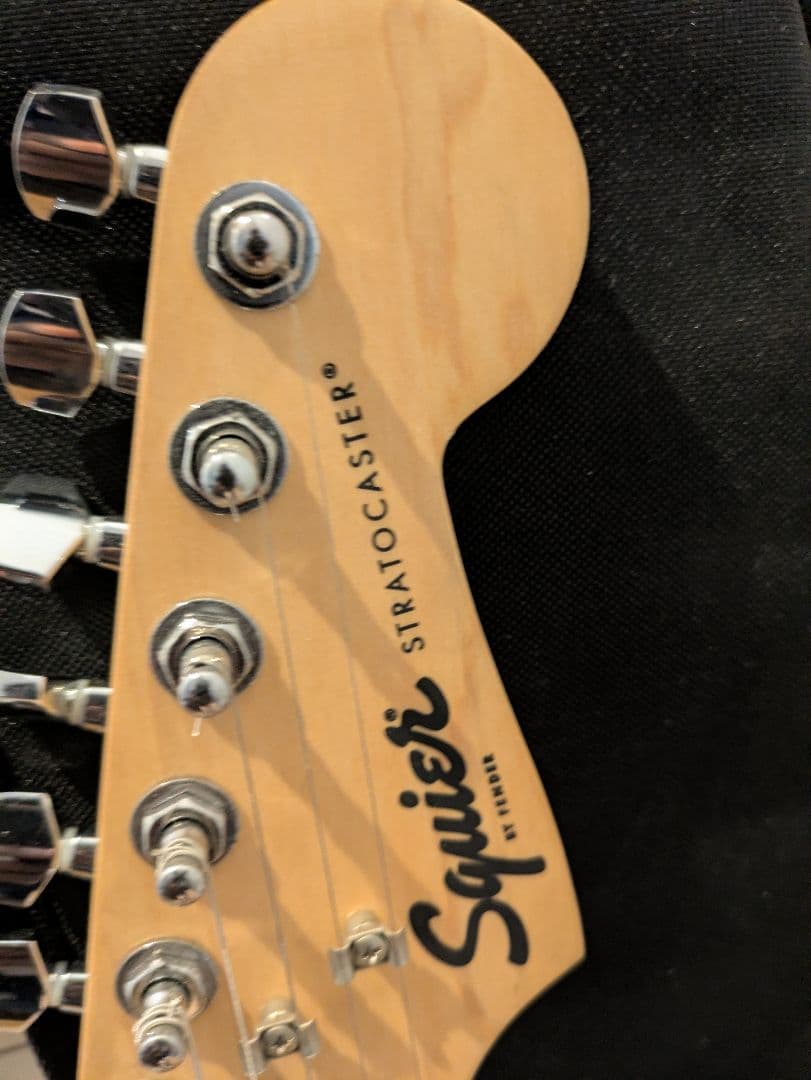Squier Stratocaster ケース付き、アクセサリー - メルカリ