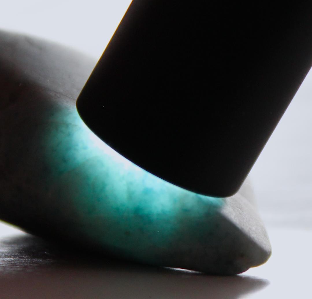 とぅーやん［深海ブルー］糸魚川翡翠 入りコン沢 青翡翠 原石 17.8g