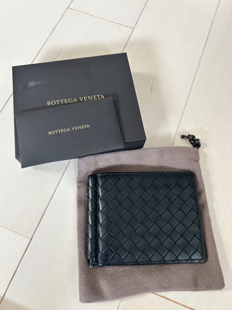 【美品】 Bottega Veneta ブラックレザー マネークリップ BOTTEGA VENETA（ボッテガ・ヴェネタ） 二つ折り財布 レザー イントレ
