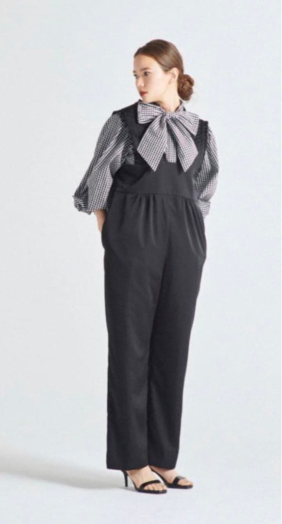 【新品未使用】yori サテンフリルサロペット 34 ブラック yori(ヨリ) / サテンフリルサロペット/オールインワン/34/ブラック