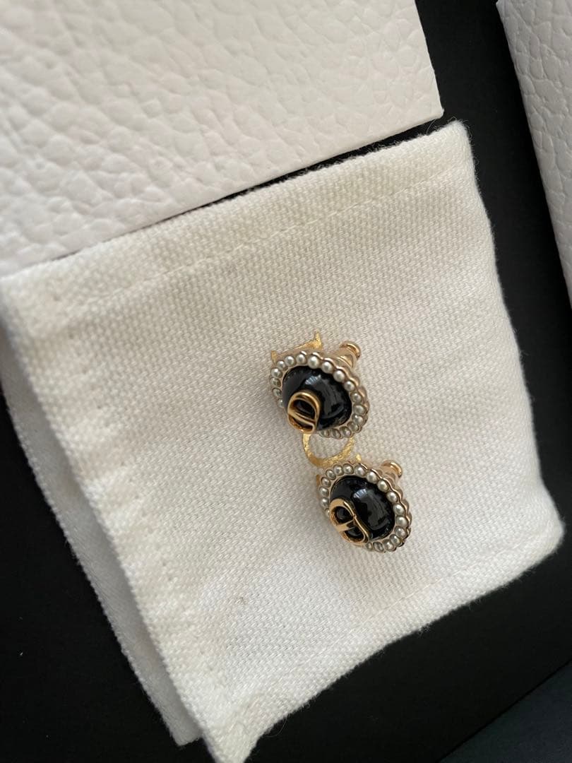 新品！Dior Petit CD Baroque イヤリング スタッドピアス - メルカリ