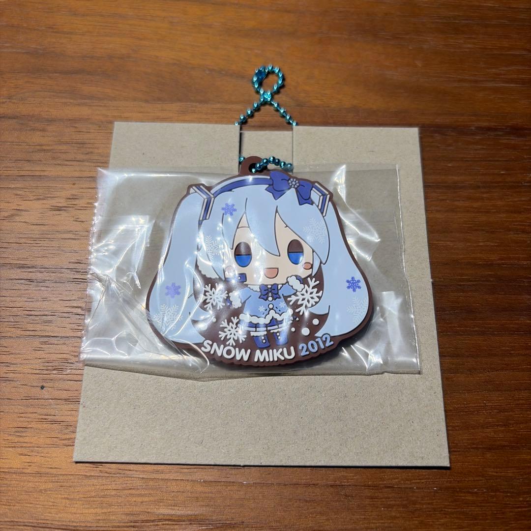 1番くじ雪ミク2026 R賞 雪ミク2012 ラバーチャーム - メルカリ