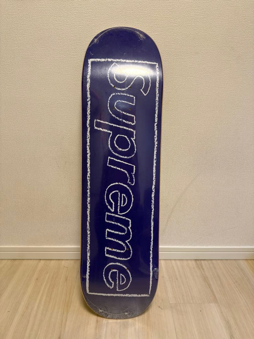 Supreme / KAWS Chalk Logo Skateboard デッキ Supreme x KAWS Chalk Logo Skatedeck (Red) – Post Modern Vandal