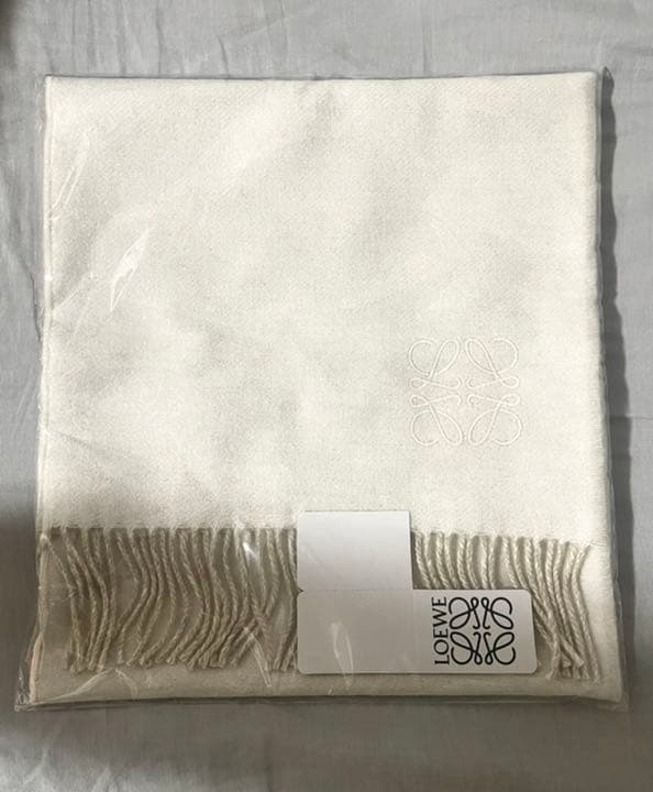 【はるくん】【新品未使用】マフラー　LOEWE アイボリー/サンド 新品】LOEWE ロエベ バイカラーマフラー (アイボリー/サンド) - メルカリ