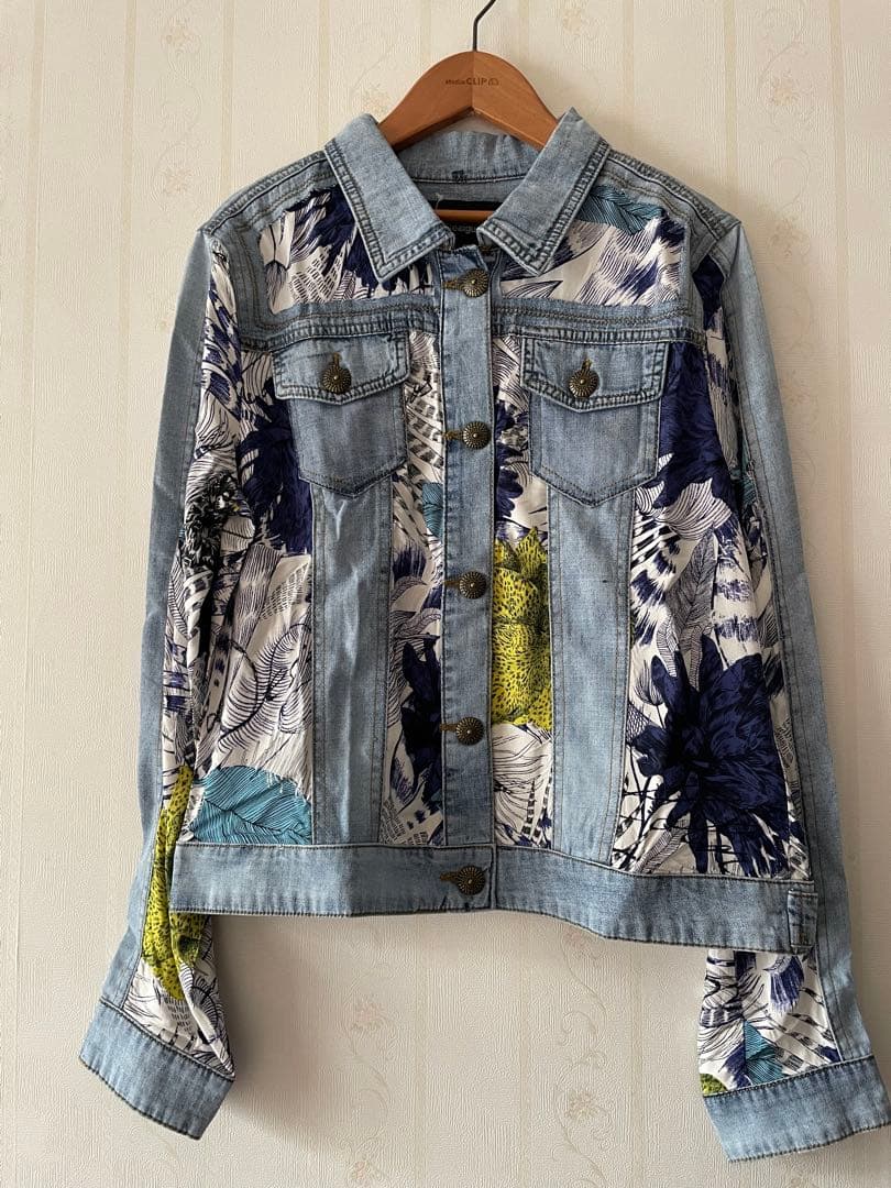 【新品】Desigual 花柄デザイン 薄手のデニムジャケット 40サイズ デシグアル Desigual デニムジャケット 花柄 （フェイディングブルー