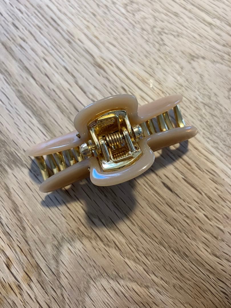 3/10まで掲載限定値下げ】acca ベージュヘアクリップ Mサイズ - メルカリ