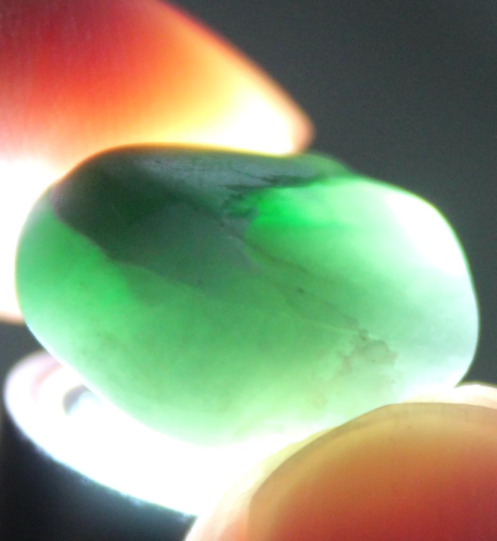 ［一部ロウカン質］糸魚川翡翠 原石 3.4g