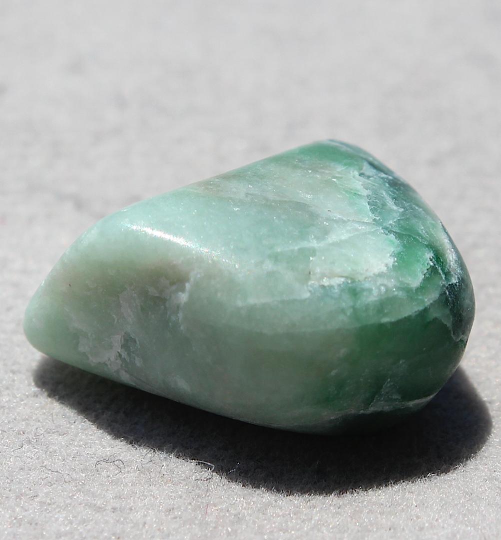 ［一部ロウカン質］糸魚川翡翠 原石 3.4g