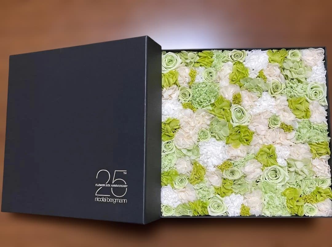 ニコライ・バーグマン 25周年記念 ボックスアレンジメント 25周年特別ロゴをあしらったオリジナルフラワーボックスが登場