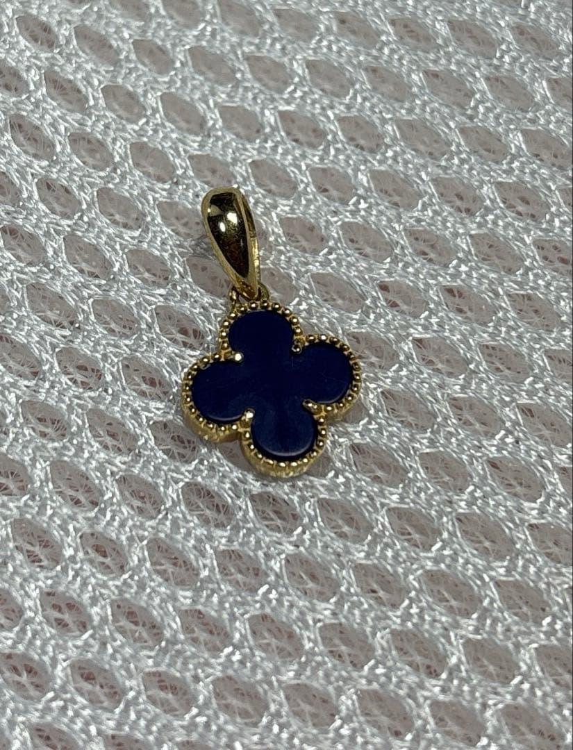 ペンダントトップ 四つ葉クローバーk18 オニキス18金 刻印 - メルカリ
