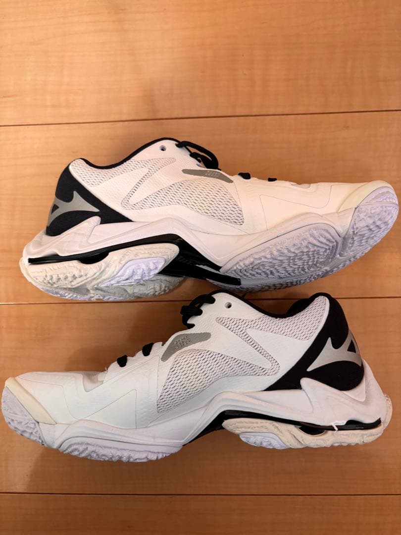 新品同様！ミズノ ウエーブライトニング Z8 バレーボールシューズ 22.5cm