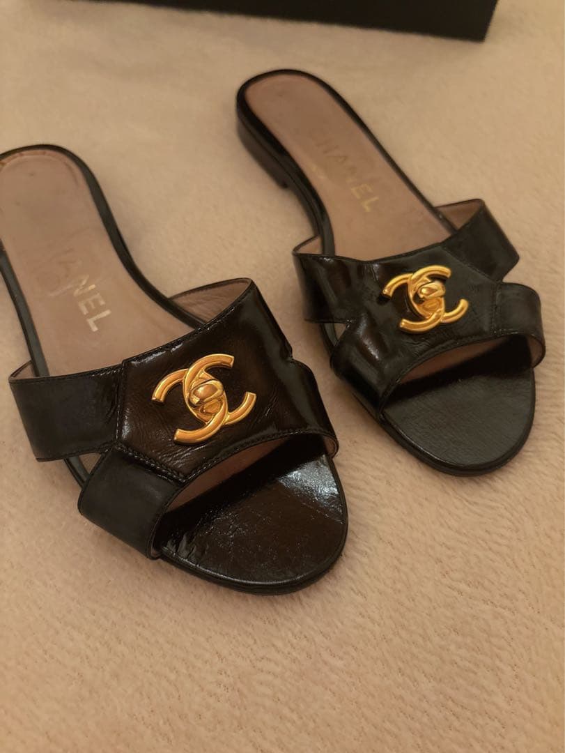CHANEL ターンロックブラックレザーサンダル ゴールドロゴ36 - メルカリ