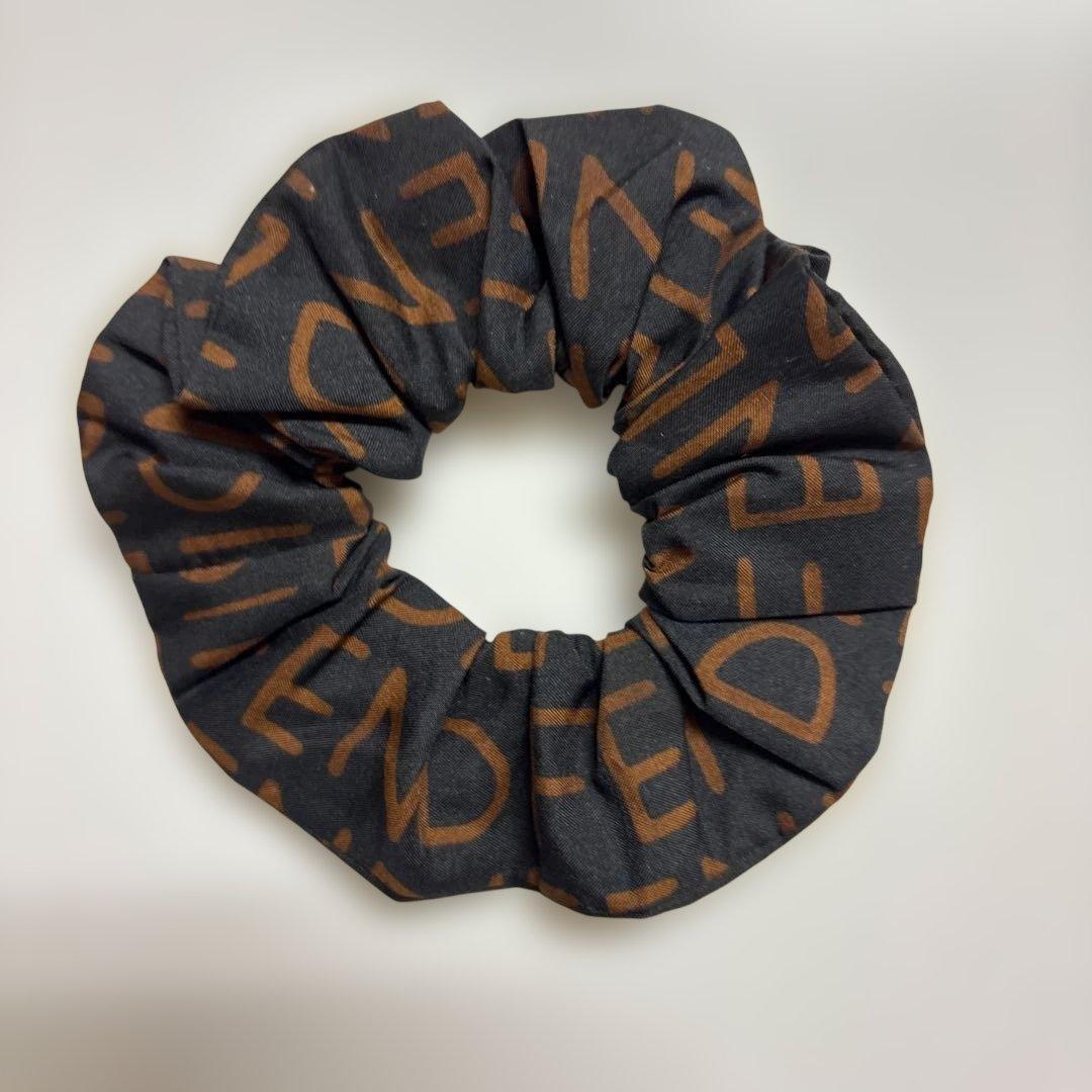 新品 未使用】フェンディFENDI ロゴシュシュ ブラック/ブラウン - メルカリ