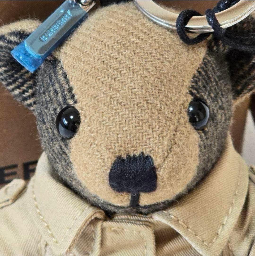 新品 BURBERRY トーマスベア チャーム イントレンチコート - メルカリ
