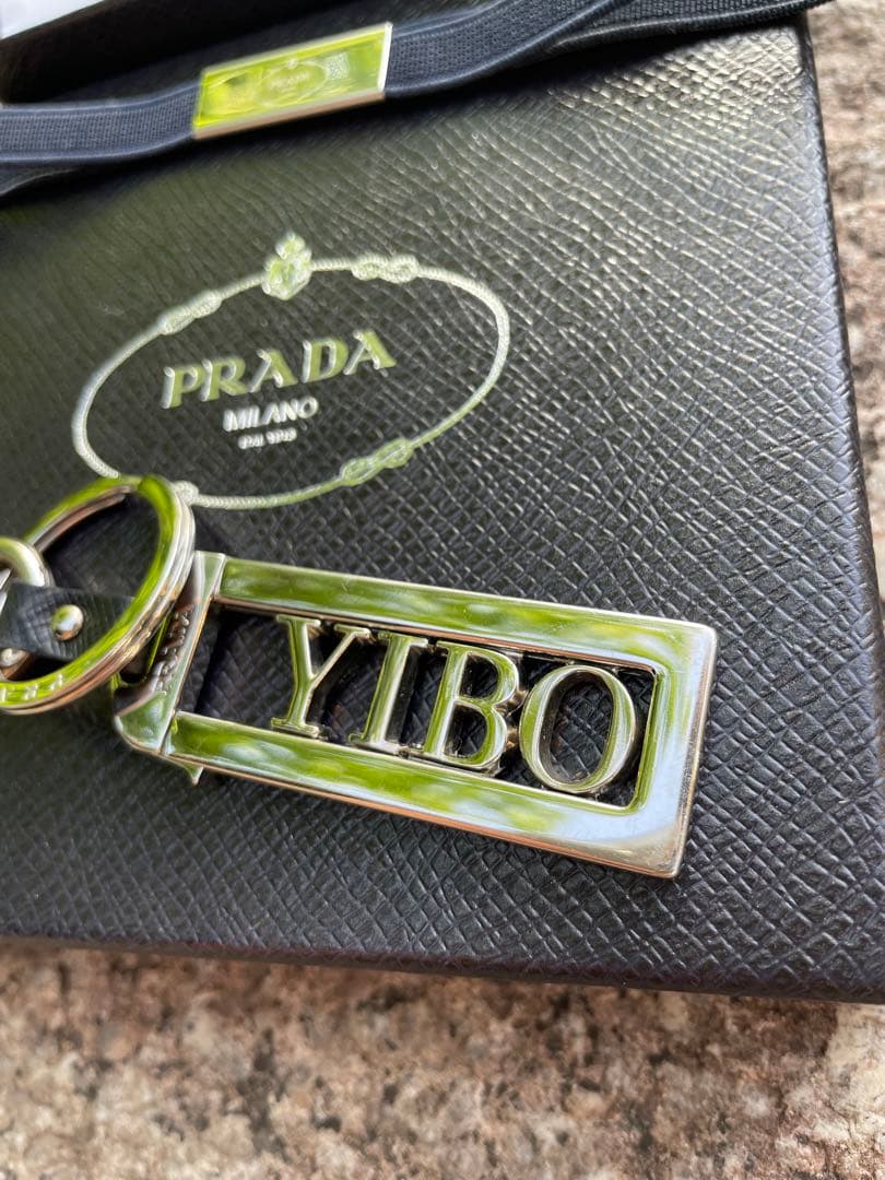 プラダ マイキャラクター メタル キーホルダー 王一博 ブラック