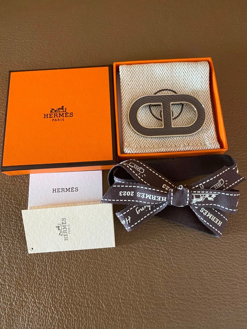 値下げエルメス　HERMES ブローチ　シェーヌダンクル　エタン ブローチ 《シェーヌ・ダンクル》 - ベージュ | Hermès - エルメス