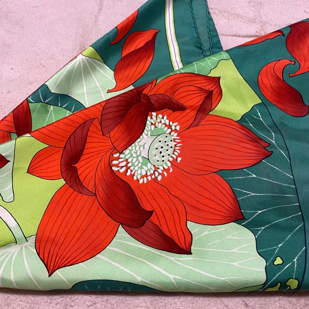エルメスの「FLEURS DE LOTUS（蓮の花）」カレ90 シルクスカーフ