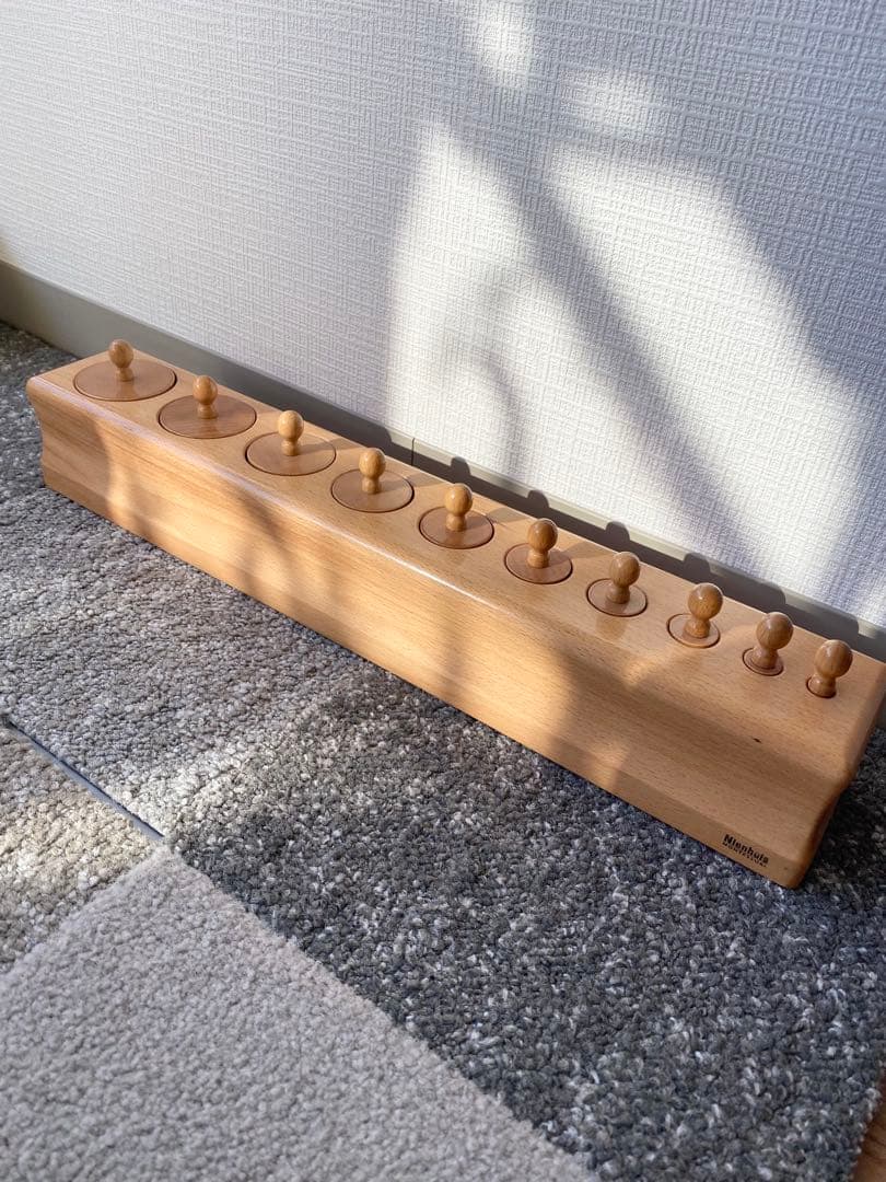 円柱さし1 ニーホイス社 はめこみ円柱 ニーホイス モンテッソーリ モンテッソーリ教具 感覚教育|新円柱さし1（高さと直径が減少