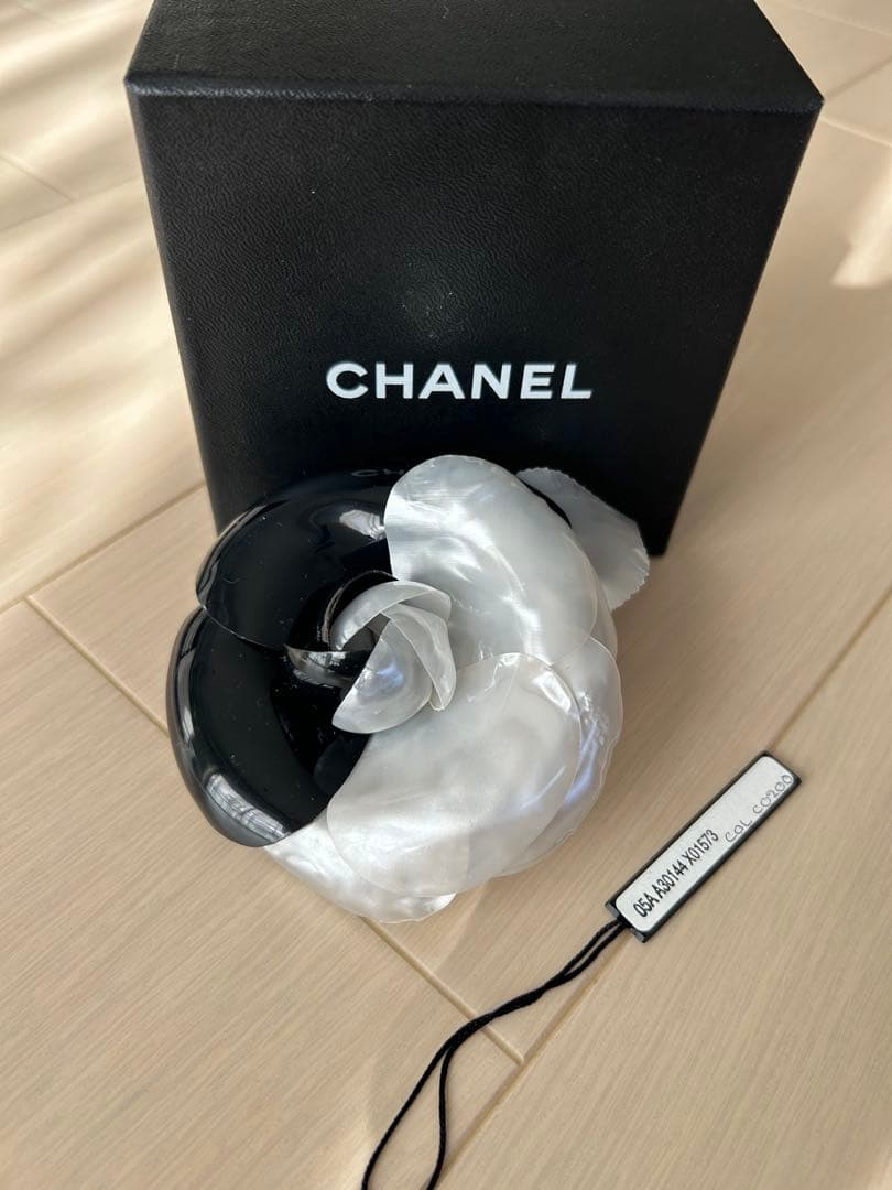 未使用タグ付き✨シャネル　CHANEL 　カメリア コサージュ　ブローチ　箱付き CHANEL シャネル カメリア フラワー コサージュ ブローチ 箱付 豆あり
