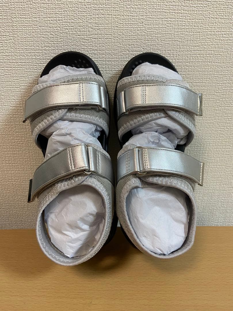 ROAS シルバー ストラップサンダル✖️4 ジェムバックル ダブルストラップサンダル - シルバー | CHARLES