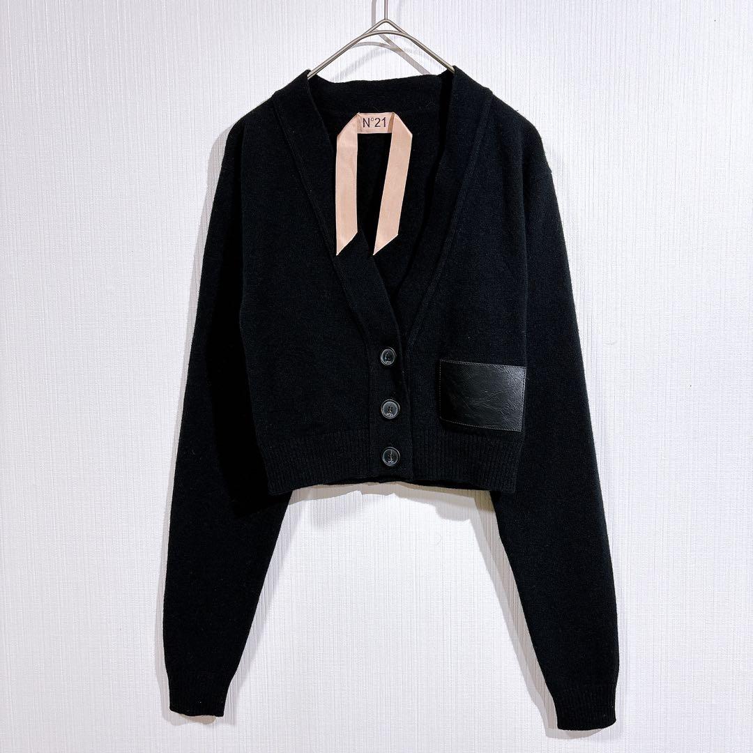 ヌメロヴェントゥーノ　カーディガン　Ｖネック　ロゴ入り　クロップド丈　ショート ヌメロヴェントゥーノ カーディガン Vネック ロゴ入り クロップド丈