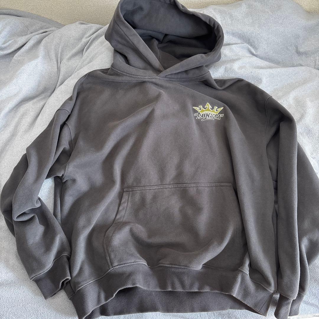 9090 グレー フードパーカー キングロゴ - メルカリ