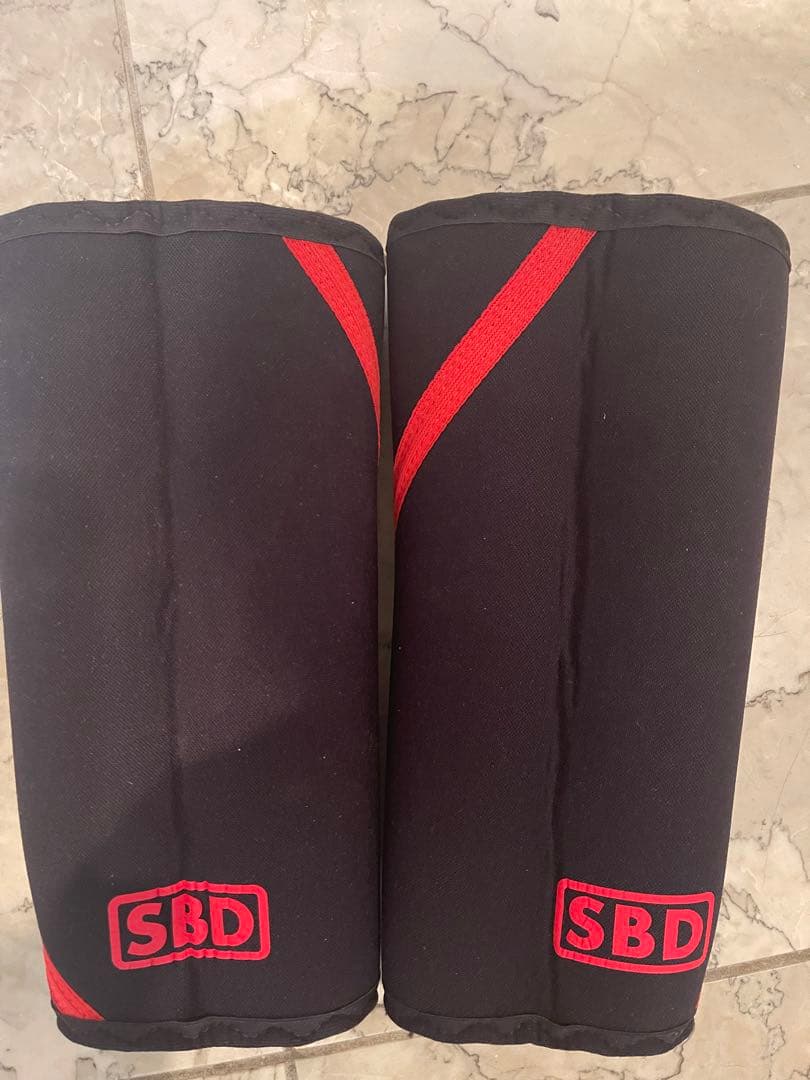 SBD ニースリーブMサイズ 黒/赤 NAO様専用】SBD ニースリーブ Mサイズ 左右足用 黒赤 - メルカリ