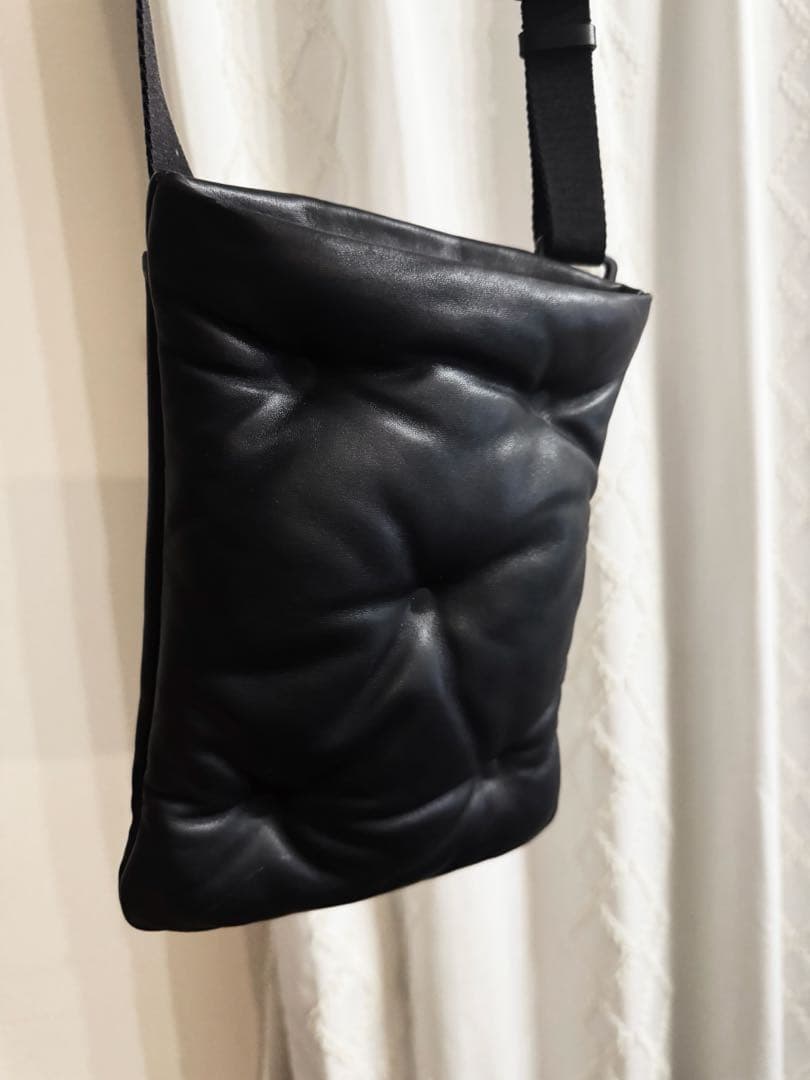 margiela マルジェラ グラムスラム　レザーショルダー　サコッシュ メゾンマルジェラのグランスラム ミニショルダー | HUES 福岡セレクト