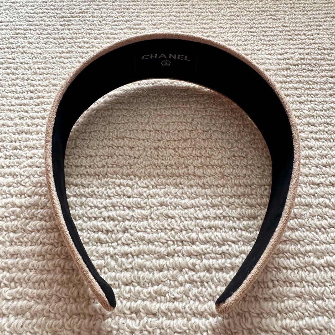 新品未使用】シャネルスエードカチューシャノベルティゴールドロゴヘア