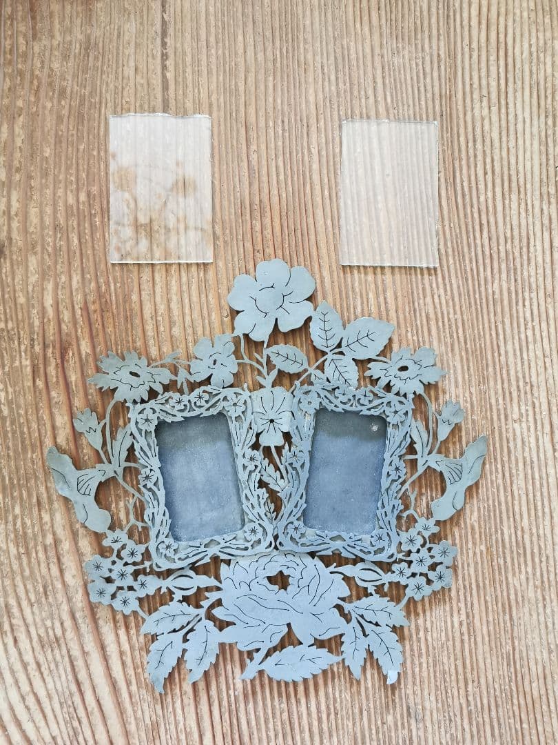 アンティーク 2枚ガラスフォトフレーム 花々の金属装飾 初聖体式