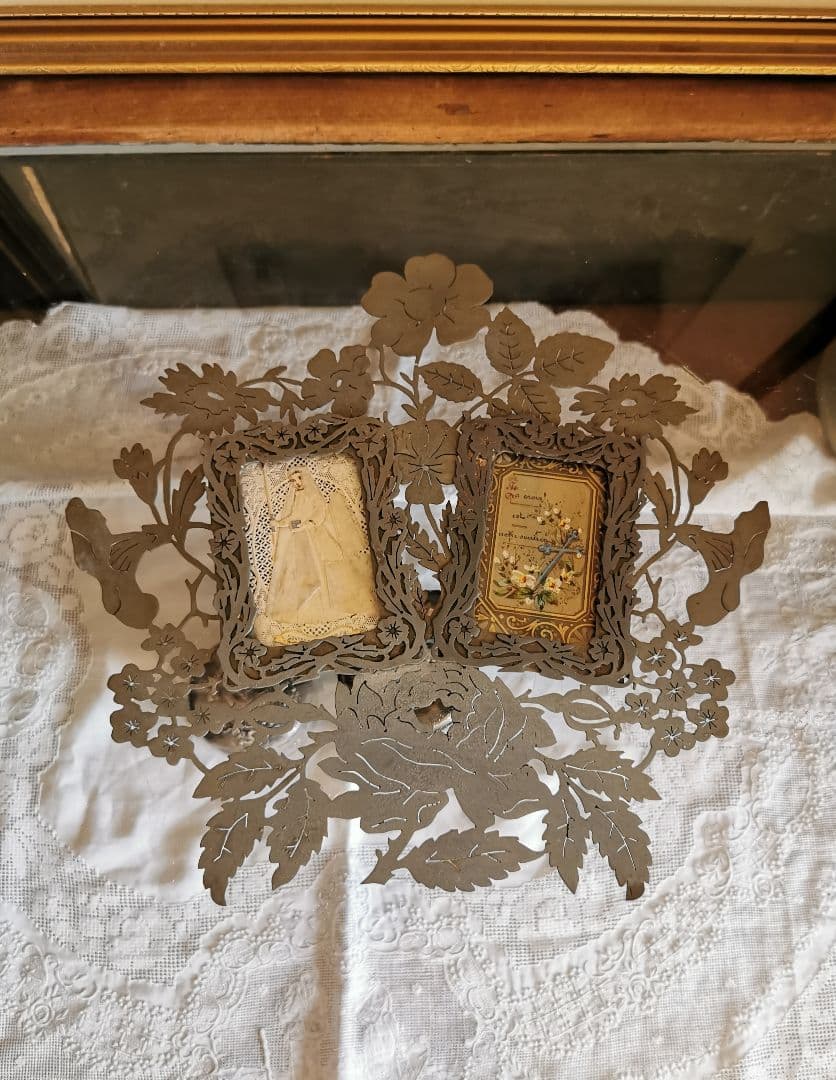 アンティーク 2枚ガラスフォトフレーム 花々の金属装飾 初聖体式