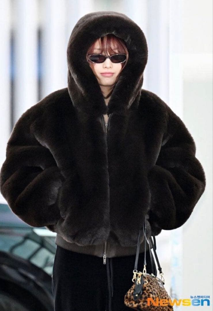 【最終値下】twiceモモ新品SKIMS FUR ZIP UP JK (S)