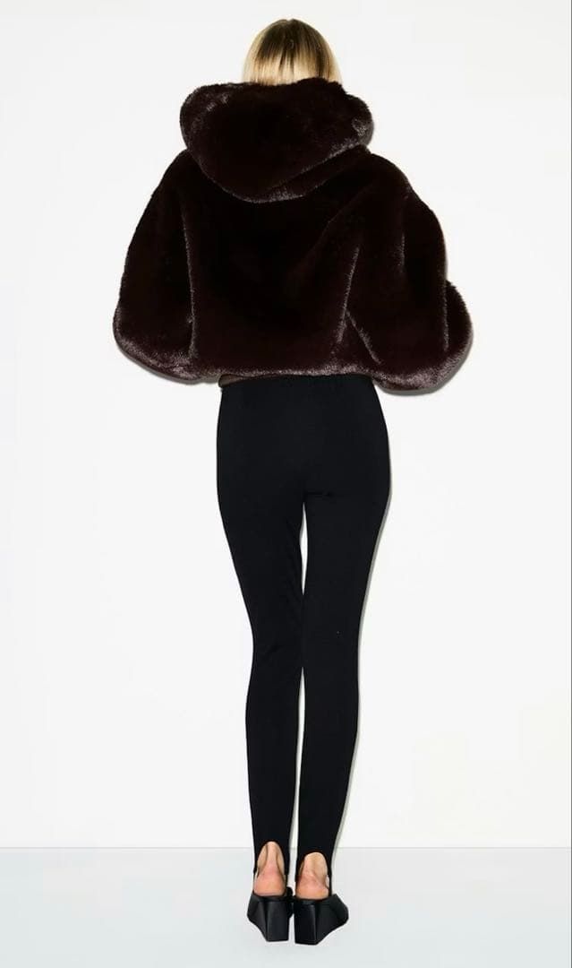 【最終値下】twiceモモ新品SKIMS FUR ZIP UP JK (S)