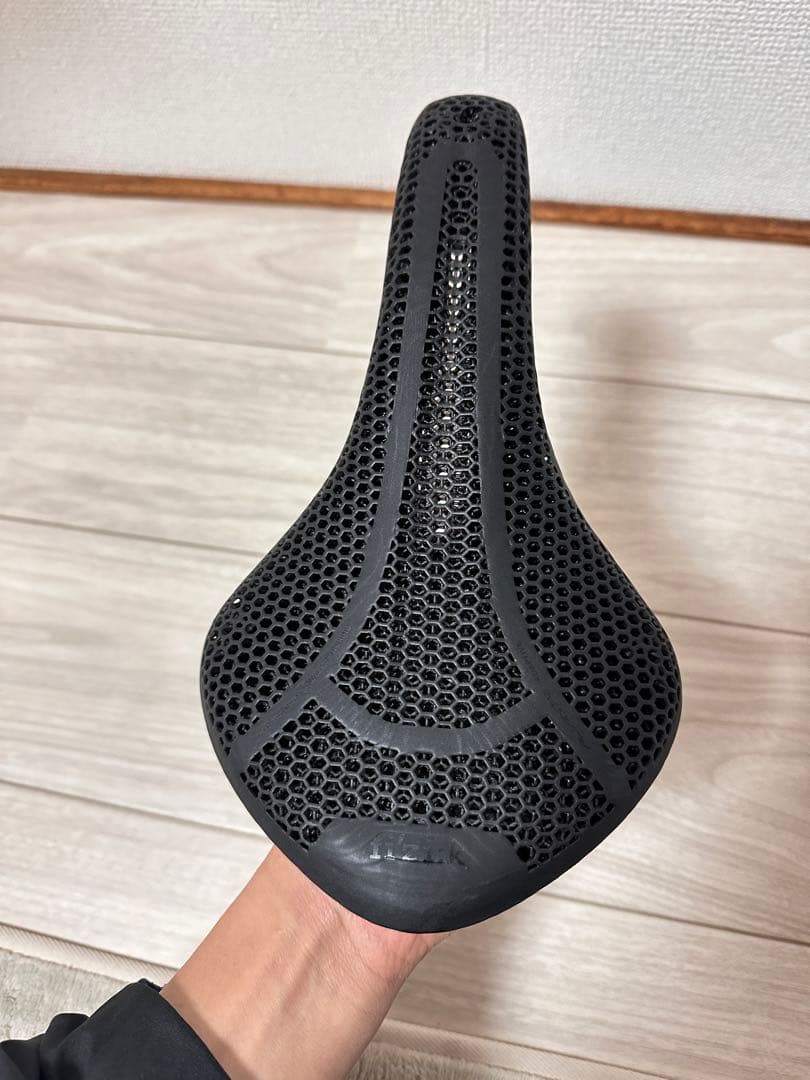 リFizik Vento Antares R1 Adaptive 3D Fizik Vento Antares R1 Adaptive | Saddle | 140 mm