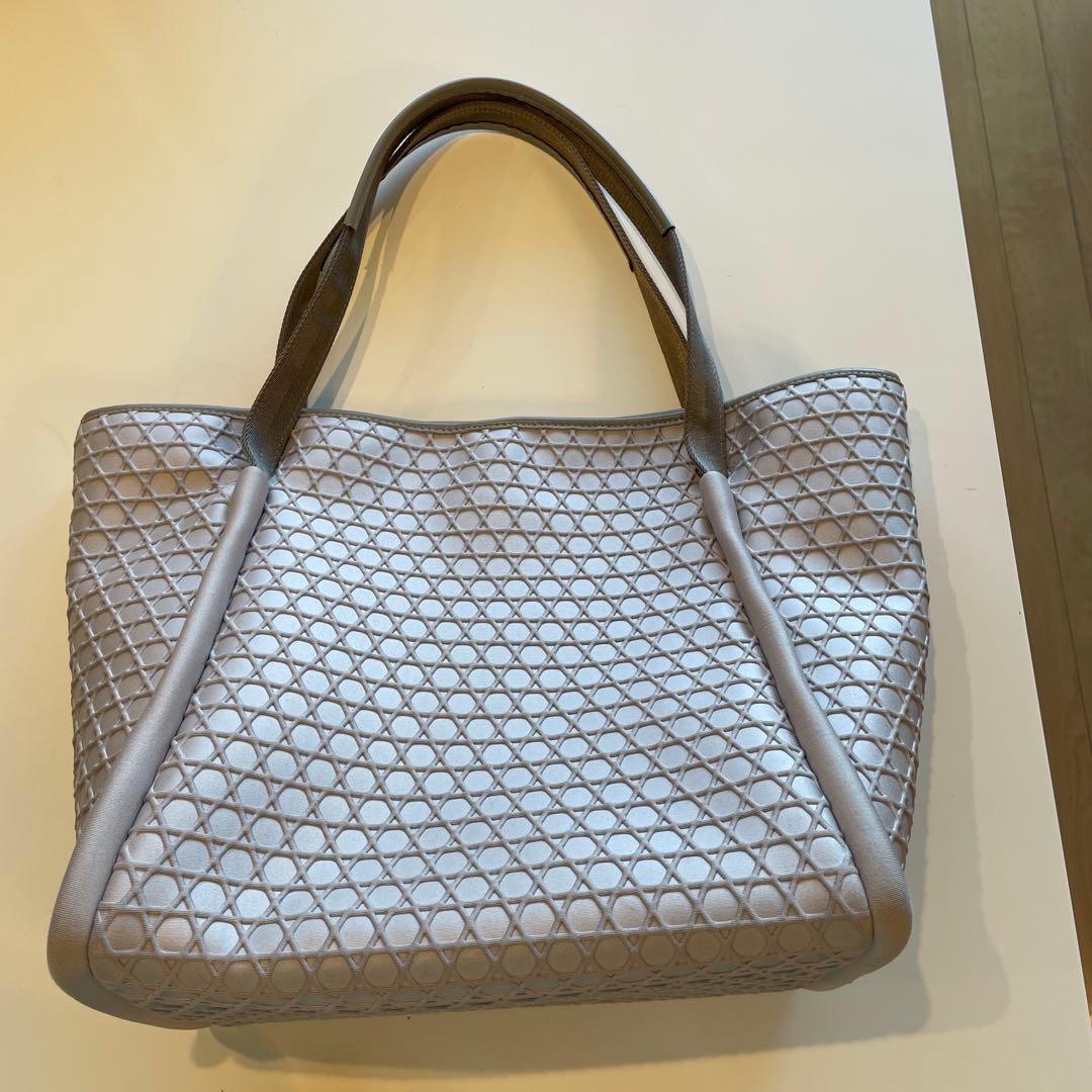 ♡極美品✨LAQUOH ラクーオ エンボスボンディング トート ♡ - メルカリ