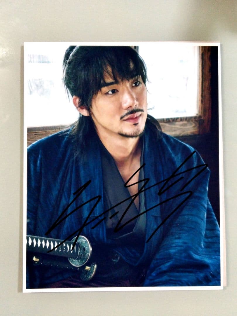 ユ・ヨンソク直筆サイン入り超 特大写真…Yoo Yeon-seok - メルカリ