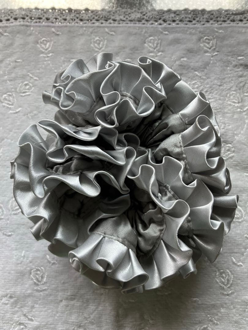 【新品】GOOD SQUISH BADLANDS SILVER SILK Badlands Silver Silk | Handmade Hair Accessories from London