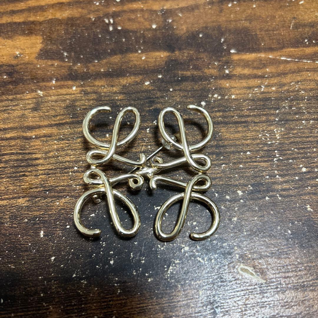 Loewe ロエベ　ゴールド　ブローチ アナグラム ブローチ ゴールド - LOEWE Japan official website