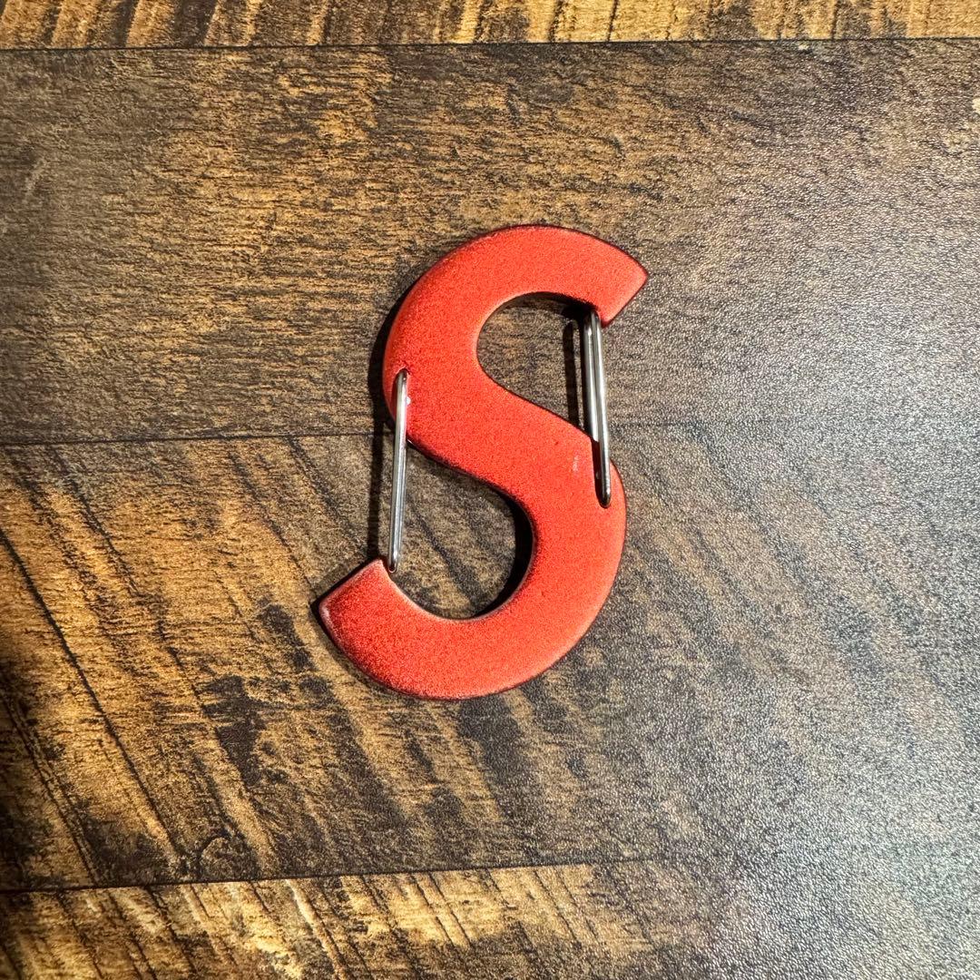 w*n様 美品 Supreme × Nite Ize S Logo カラビナ 赤 Supreme] Nite Ize S Logo Keychain - FLASH POINT Web Shop