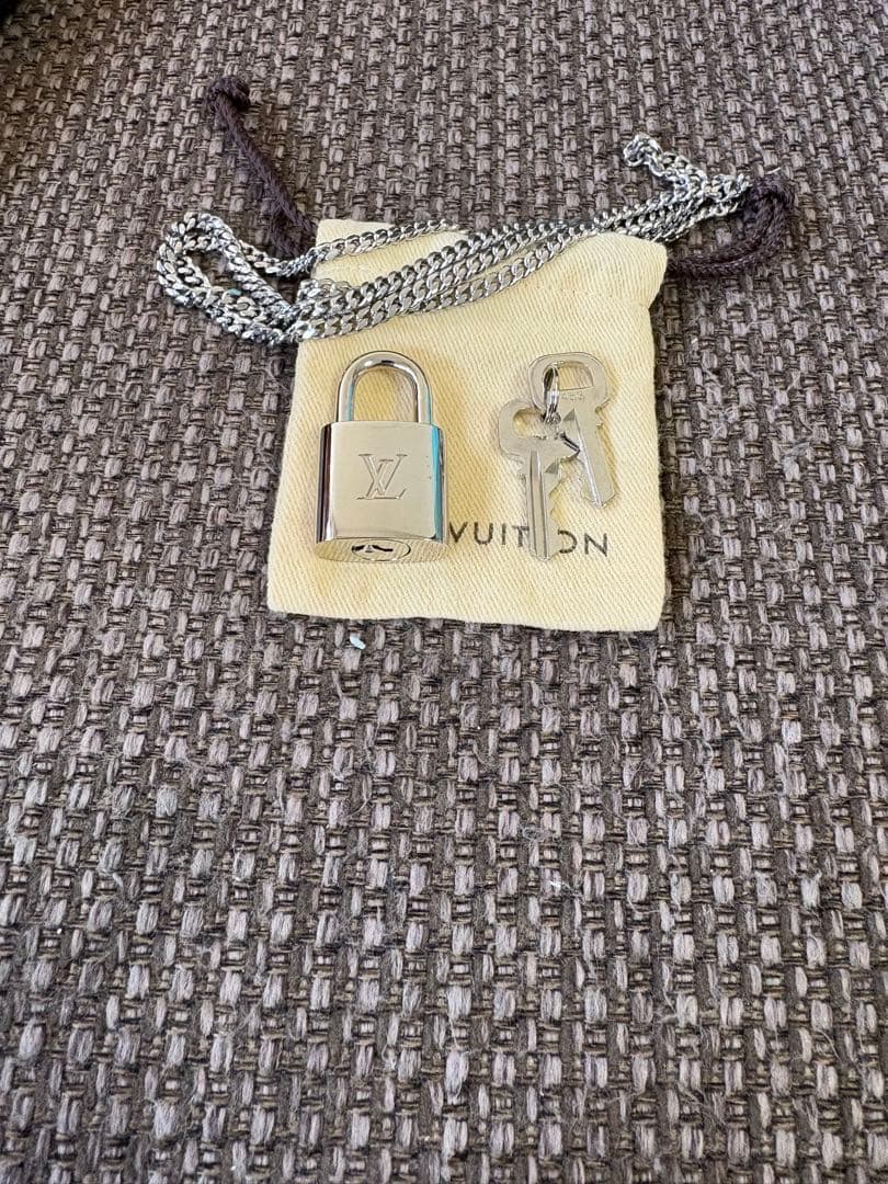 新品ルイヴィトン パドロックカデナ ネックレス チェーン付き 南京錠