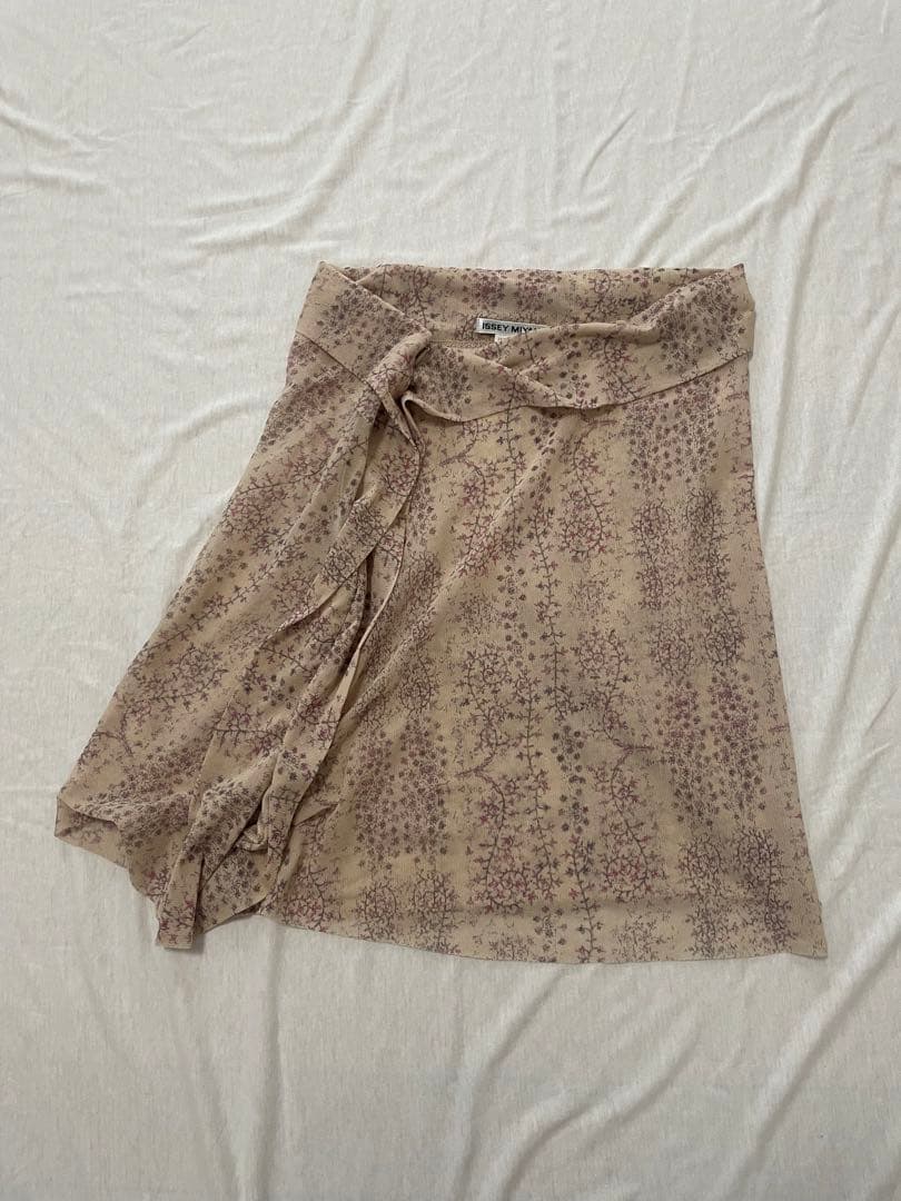 ISSEY MIYAKE 花柄ラップスカート me ISSEY MIYAKE SPRING/SUMMER 2024 “FLOWER PLEATS” FINE KNIT