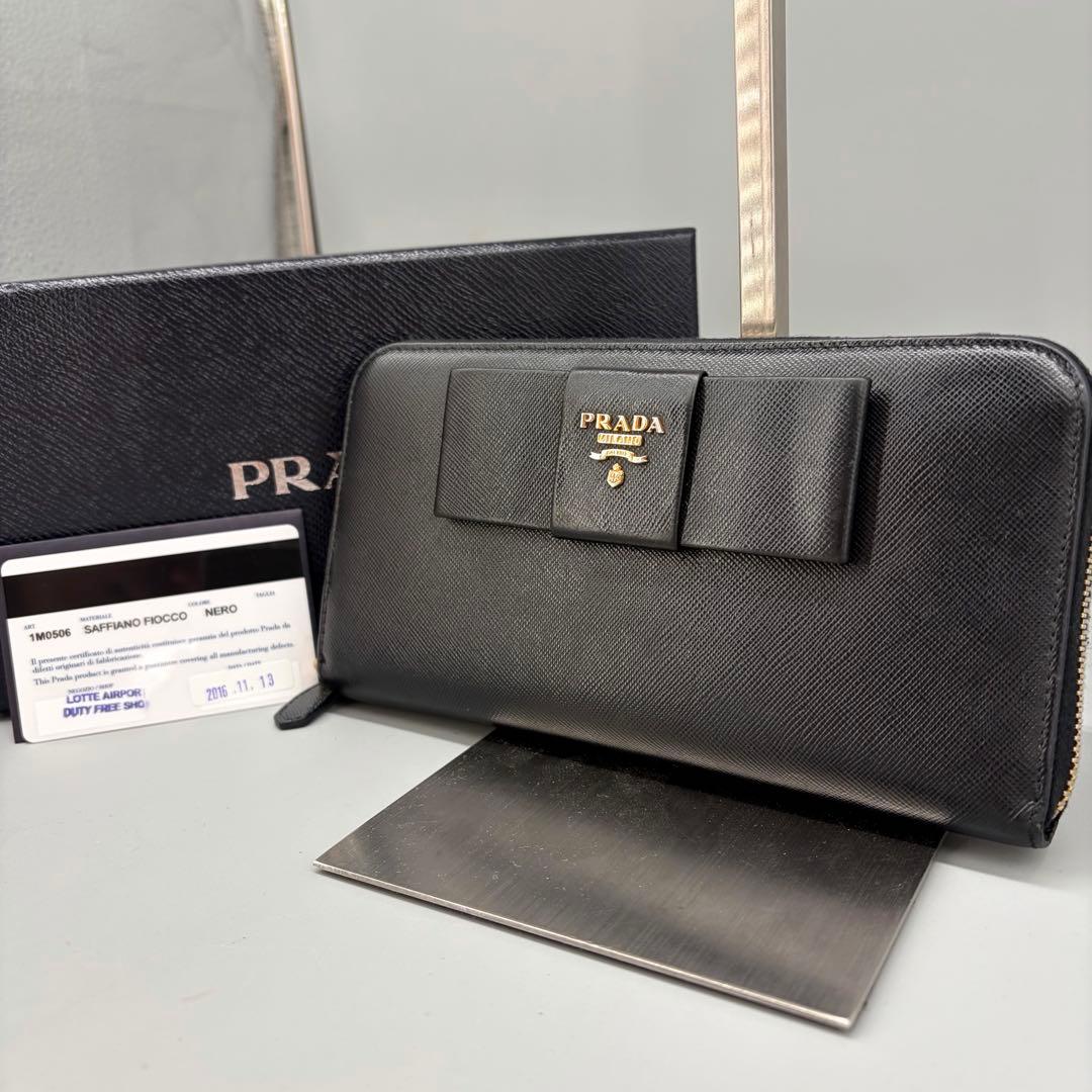 PRADA サフィアーノレザー 長財布 ブラック　フィオッコ　ラウンドファスナー PRADA - 希少✨プラダ 長財布 ラウンドファスナー サフィアーノ