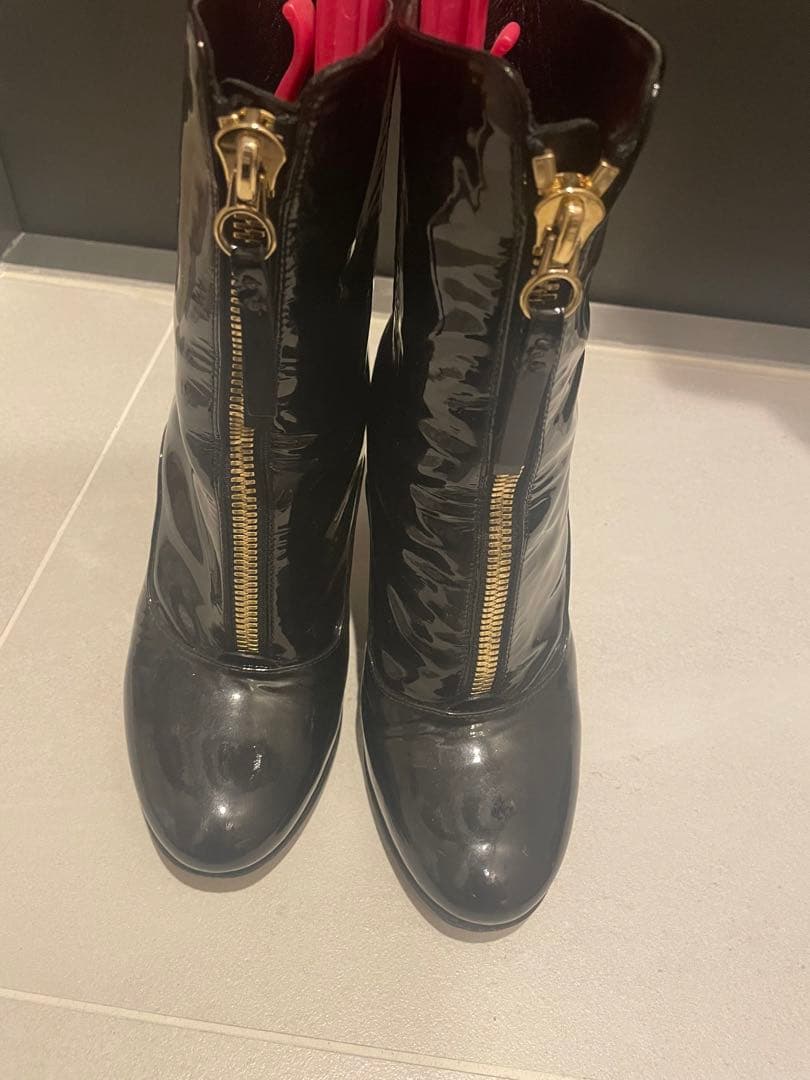 バレンティノ　エナメル黒 光沢 ジッパーショートブーツ Giano Valentino ジアーノバレンティノ Giano Valentino ショート